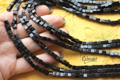 Агат черный однотонный, кубик 4 мм, набор 9,5 см Агат черный однотонный, кубик 4 мм, набор 9,5 см