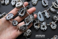 Срез кружевного агата с друзой кварца, с поперечным отверстием, средние, 1 бусина