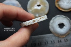 Срез кружевного агата с друзой кварца молочных оттенков, крупные, 1 бусина
