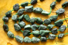 Цоизит с рубином, куски крупные, набор 3 бусины