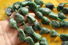 Цоизит с рубином, куски крупные, набор 3 бусины