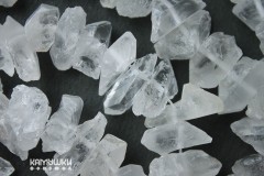 Горный хрусталь, необработанные кусочки кристаллов 21-26 мм, набор 9,5 см Горный хрусталь, необработанные кусочки кристаллов 21-26 мм, набор 9,5 см
