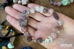 Браслет из кварца с включением гематита и корундом