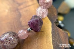 Браслет из кварца с включением гематита и корундом