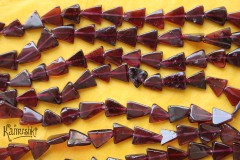 Гранат, плоский треугольник, 8х9 мм, набор 8 бусин