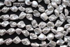 Имитация белого жемчуга, крупные кусочки произвольной формы, набор 4 бусины Имитация белого жемчуга, крупные кусочки произвольной формы, набор 4 бусины