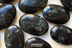 Коллекционный минерал, гранат в жедрите-антофиллите, №К0760 Коллекционный минерал, гранат в жедрите-антофиллите, №К0760
