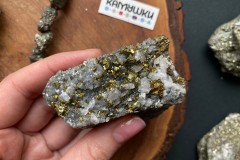 Коллекционный минерал, халькопирит с кальцитом в породе, №К0873 Коллекционный минерал, халькопирит с кальцитом в породе, №К0873