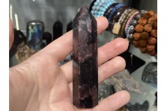 Коллекционный минерал, гранат в жедрите-антофиллите, №К0134