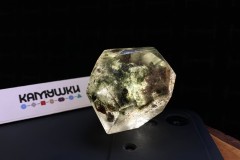 Коллекционный минерал, кварц с включениями хлорита и гематита, №К0297 Коллекционный минерал, кварц с включениями хлорита и гематита, №К0297