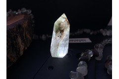 Коллекционный минерал, кварц с включениями хлорита и гематита, №К0500