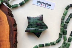 Коллекционный минерал, цоизит с включениями рубина, №К0418