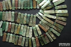 Кварц с включениями хлорита и гематита, плоские палочки, набор 11 бусин Кварц с включениями хлорита и гематита, плоские палочки, набор 11 бусин