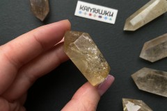 Коллекционный минерал, кварц золотистый с включениями рутила, №К0830