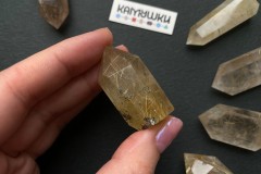 Коллекционный минерал, кварц золотистый с включениями рутила, №К0830