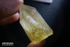 Коллекционный минерал, кварц золотистый с включениями рутила, №К0830