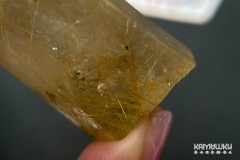 Коллекционный минерал, кварц золотистый с включениями рутила, №К0830