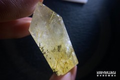 Коллекционный минерал, кварц золотистый с включениями рутила, №К0830