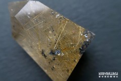 Коллекционный минерал, кварц золотистый с включениями рутила, №К0830