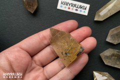 Коллекционный минерал, кварц золотистый с включениями рутила, №К0830