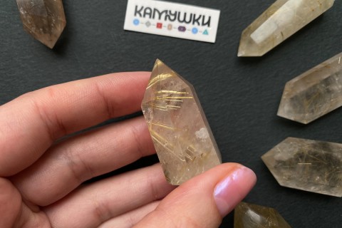 Коллекционный минерал, кварц золотистый с включениями рутила, №К0831