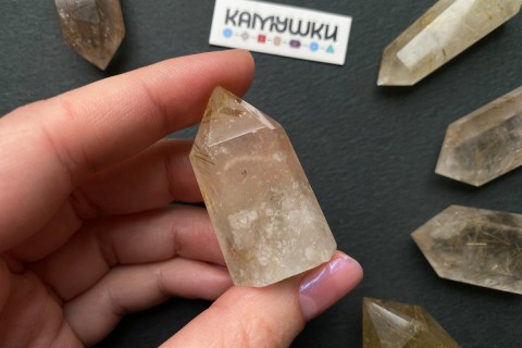 Коллекционный минерал, кварц золотистый с включениями рутила, №К0831