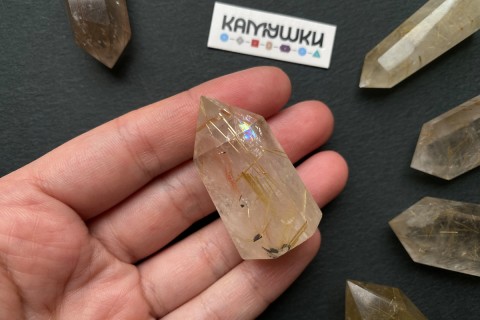 Коллекционный минерал, кварц золотистый с включениями рутила, №К0831