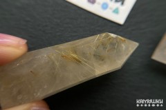 Коллекционный минерал, кварц золотистый с включениями рутила, №К0832 Коллекционный минерал, кварц золотистый с включениями рутила, №К0832
