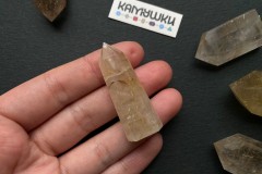 Коллекционный минерал, кварц золотистый с включениями рутила, №К0832 Коллекционный минерал, кварц золотистый с включениями рутила, №К0832