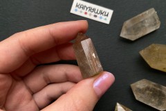 Коллекционный минерал, кварц золотистый с включениями рутила, №К0833 Коллекционный минерал, кварц золотистый с включениями рутила, №К0833