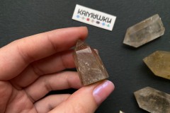 Коллекционный минерал, кварц золотистый с включениями рутила, №К0833 Коллекционный минерал, кварц золотистый с включениями рутила, №К0833