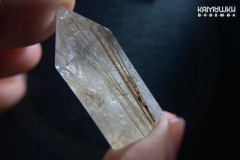 Коллекционный минерал, кварц золотистый с включениями рутила, №К0833 Коллекционный минерал, кварц золотистый с включениями рутила, №К0833