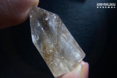 Коллекционный минерал, кварц золотистый с включениями рутила, №К0833 Коллекционный минерал, кварц золотистый с включениями рутила, №К0833