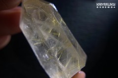 Коллекционный минерал, кварц золотистый с включениями рутила, №К0834