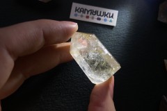Коллекционный минерал, кварц золотистый с включениями рутила, №К0834