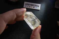 Коллекционный минерал, кварц золотистый с включениями рутила, №К0834