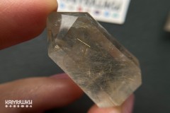 Коллекционный минерал, кварц золотистый с включениями рутила, №К0834