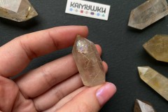 Коллекционный минерал, кварц золотистый с включениями рутила, №К0834