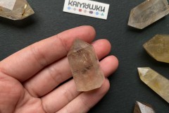 Коллекционный минерал, кварц золотистый с включениями рутила, №К0834