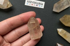 Коллекционный минерал, кварц золотистый с включениями рутила, №К0834