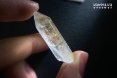 Коллекционный минерал, кварц золотистый с включениями рутила, №К0835