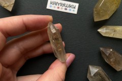 Коллекционный минерал, кварц золотистый с включениями рутила, №К0835