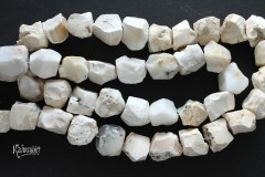 Кахолонг, среднего размера куски, набор 9 см, примерно 5-7 бусин Кахолонг, среднего размера куски, набор 9 см, примерно 5-7 бусин