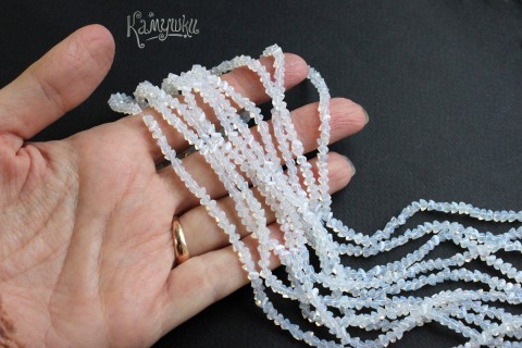 Стекло, цвет "молочный", кристаллы, нить 38 см