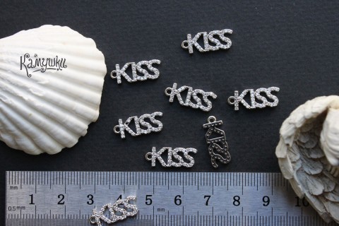Подвеска "KISS", с фианитами, 7х18 мм, №2204-0920, 1 шт