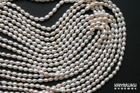 Жемчуг белый, рис-овал, 4х5 мм, набор 15 бусин